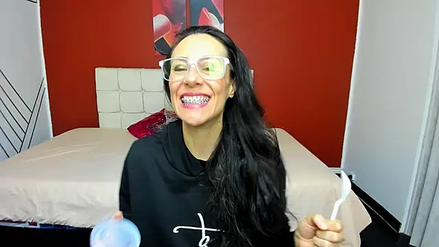 Abrillee1 online show from 28, 12, 2024