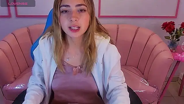 Snapshot of channel_blonde_a chatting on 5, 12, 2024 channel blonde a online show from 5, 12, 2024