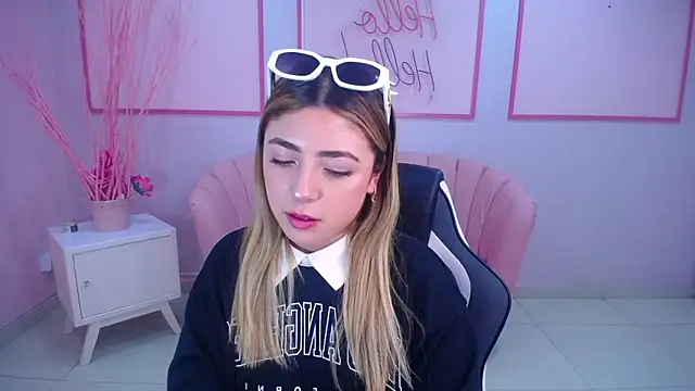 Snapshot of channel_blonde_a chatting on 9, 12, 2024 channel blonde a online show from 9, 12, 2024