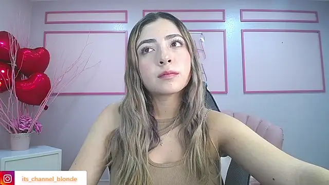 Snapshot of channel_blonde_a chatting on 1, 3, 2025 channel blonde a online show from 1, 3, 2025