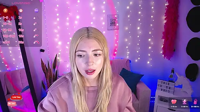 Snapshot of channel_blonde_a chatting on 19, 3, 2025 channel blonde a online show from 19, 3, 2025