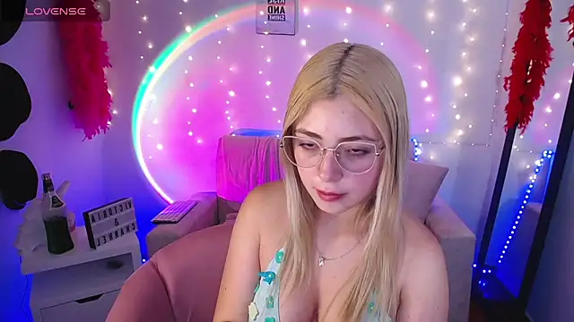 Snapshot of channel_blonde_a chatting on 21, 3, 2025 channel blonde a online show from 21, 3, 2025