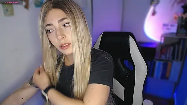 Snapshot of channel_blonde_a chatting on 15, 10, 2025 channel blonde a online show from 15, 10, 2025