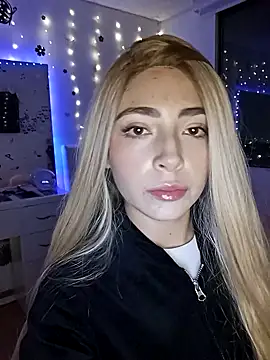 Snapshot of channel_blonde_a chatting on 17, 10, 2025 channel blonde a online show from 17, 10, 2025