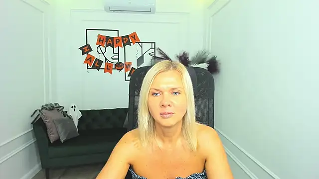 AgathaKlouin online show from 30, 10, 2025