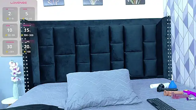 Snapshot of petitelittleebony chatting on 8, 10, 2025 petitelittleebony online show from 8, 10, 2025