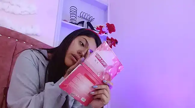 SarahStones online show from 12, 12, 2024