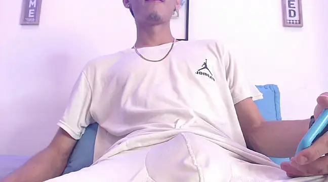 Snapshot of harrytomson_1 chatting on 22, 2, 2025 harrytomson 1 online show from 22, 2, 2025