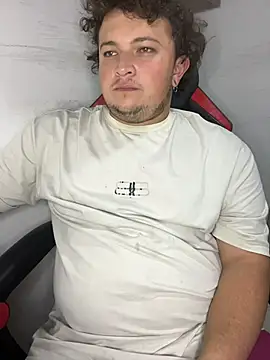 Snapshot of AndresChuboi chatting on 4, 12, 2025 AndresChuboi online show from 4, 12, 2025