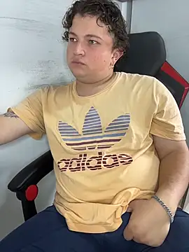 Snapshot of AndresChuboi chatting on 5, 12, 2025 AndresChuboi online show from 5, 12, 2025