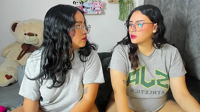 Snapshot of maddie-and-chelsea- chatting on 26, 10, 2025 maddie-and-chelsea- online show from 26, 10, 2025