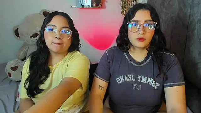 Snapshot of maddie-and-chelsea- chatting on 29, 11, 2025 maddie-and-chelsea- online show from 29, 11, 2025