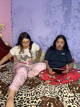 Snapshot of maddie-and-chelsea- chatting on 1, 2, 2026 maddie-and-chelsea- online show from 1, 2, 2026