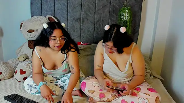 Snapshot of maddie-and-chelsea- chatting on 5, 2, 2026 maddie-and-chelsea- online show from 5, 2, 2026