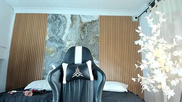 Danna topless online show from 4, 5, 2026
