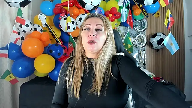 Snapshot of Danna_topless chatting on 19, 6, 2026 Danna topless online show from 19, 6, 2026
