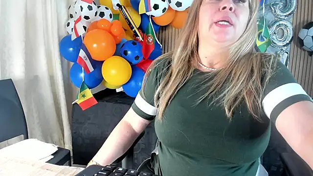 Danna topless online show from 2, 7, 2026