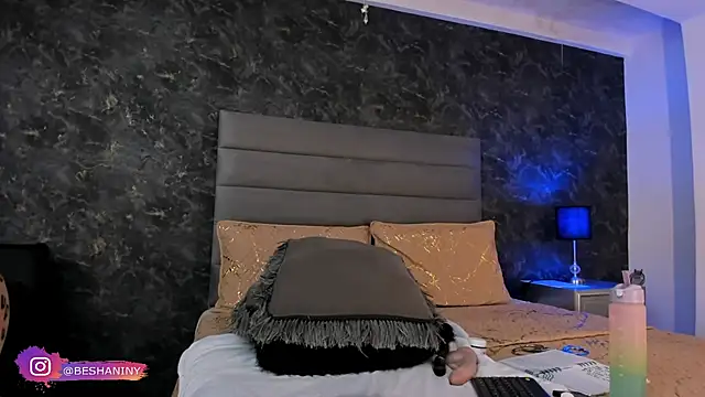 Bella Evans  online show from 28, 2, 2025