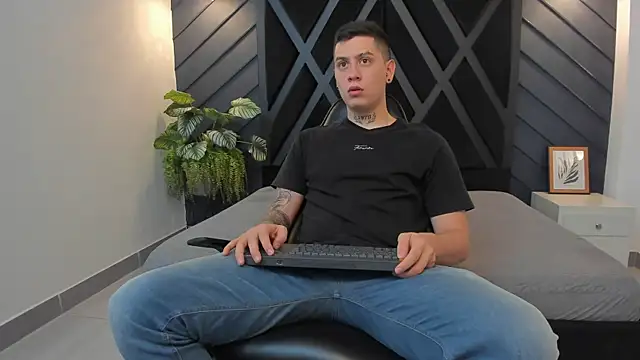 Snapshot of Yeiko_Romero_ chatting on 27, 12, 2024 Yeiko Romero  online show from 27, 12, 2024