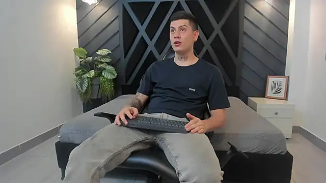 Snapshot of Yeiko_Romero_ chatting on 7, 1, 2025 Yeiko Romero  online show from 7, 1, 2025