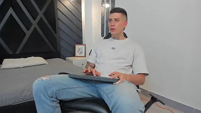 Snapshot of Yeiko_Romero_ chatting on 8, 1, 2025 Yeiko Romero  online show from 8, 1, 2025