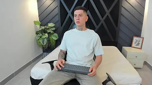 Snapshot of Yeiko_Romero_ chatting on 1, 2, 2025 Yeiko Romero  online show from 1, 2, 2025