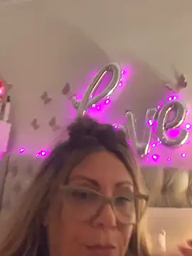 Snapshot of lolavalecuatro chatting on 22, 2, 2025 lolavalecuatro online show from 22, 2, 2025