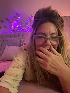 Snapshot of lolavalecuatro chatting on 25, 2, 2025 lolavalecuatro online show from 25, 2, 2025