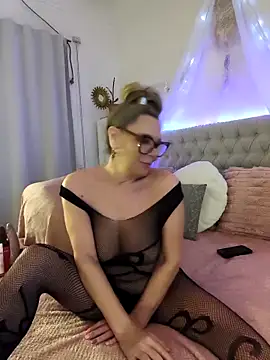 Snapshot of lolavalecuatro chatting on 15, 9, 2025 lolavalecuatro online show from 15, 9, 2025