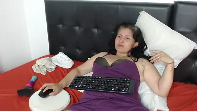 Snapshot of Angelinna_Milf chatting on 5, 12, 2024 Angelinna Milf online show from 5, 12, 2024