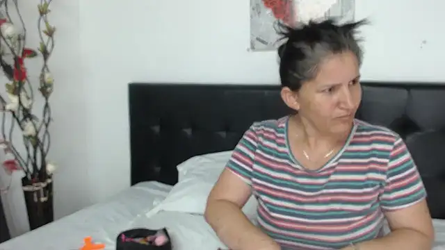 Snapshot of Angelinna_Milf chatting on 7, 1, 2025 Angelinna Milf online show from 7, 1, 2025