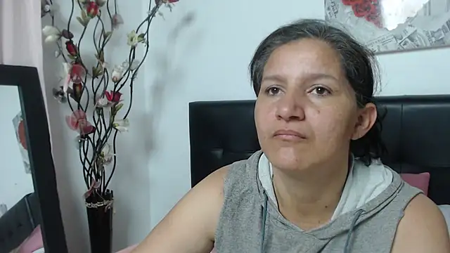 Snapshot of Angelinna_Milf chatting on 24, 1, 2025 Angelinna Milf online show from 24, 1, 2025