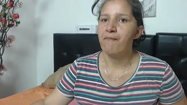 Snapshot of Angelinna_Milf chatting on 7, 2, 2025 Angelinna Milf online show from 7, 2, 2025