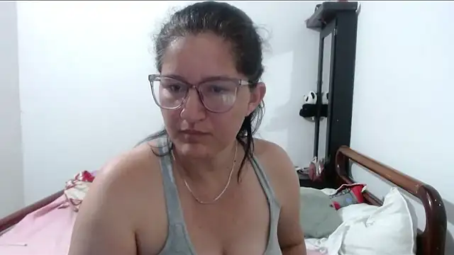 Snapshot of Angelinna_Milf chatting on 20, 9, 2025 Angelinna Milf online show from 20, 9, 2025