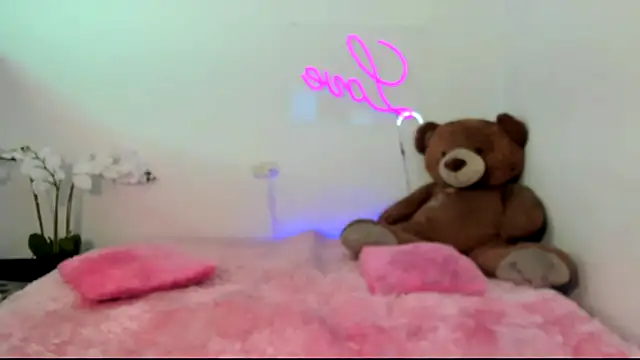 Snapshot of kendal_scott1 chatting on 8, 1, 2025 kendal scott1 online show from 8, 1, 2025