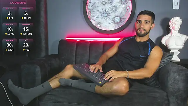 Snapshot of khriss_brown chatting on 5, 2, 2025 khriss brown online show from 5, 2, 2025