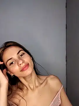 Snapshot of cuteluci_ chatting on 5, 1, 2025 cuteluci  online show from 5, 1, 2025