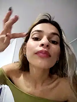 Snapshot of cuteluci_ chatting on 7, 3, 2025 cuteluci  online show from 7, 3, 2025