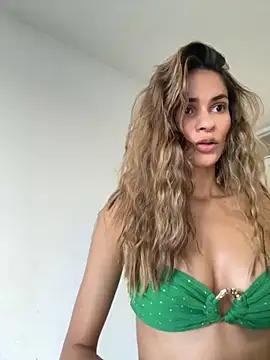 Snapshot of cuteluci_ chatting on 10, 9, 2025 cuteluci  online show from 10, 9, 2025