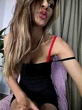 Snapshot of cuteluci_ chatting on 2, 10, 2025 cuteluci  online show from 2, 10, 2025