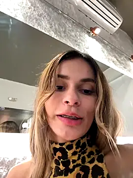 Snapshot of cuteluci_ chatting on 11, 10, 2025 cuteluci  online show from 11, 10, 2025