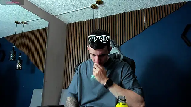 JacksonOlsenn online show from 28, 2, 2025