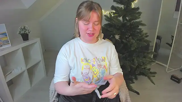 Snapshot of Kira_Citro chatting on 8, 12, 2024 Kira Citro online show from 8, 12, 2024