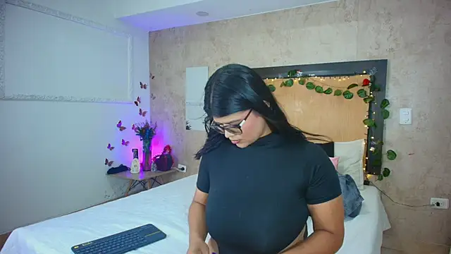 mialopez52 online show from 4, 8, 2026