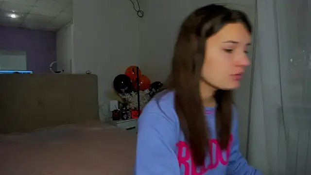 Laura Leee online show from 5, 11, 2025