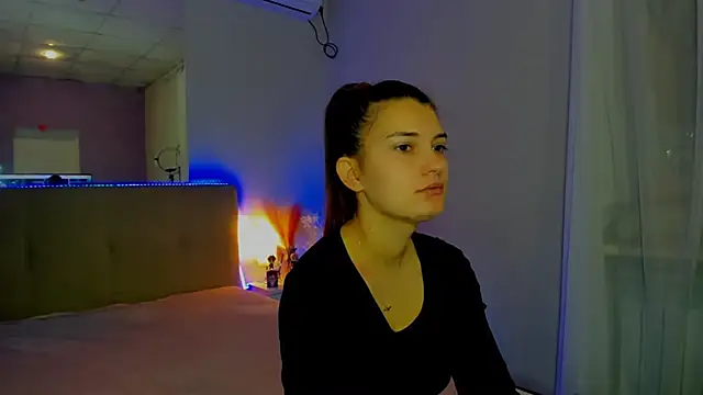 Laura Leee online show from 12, 11, 2025