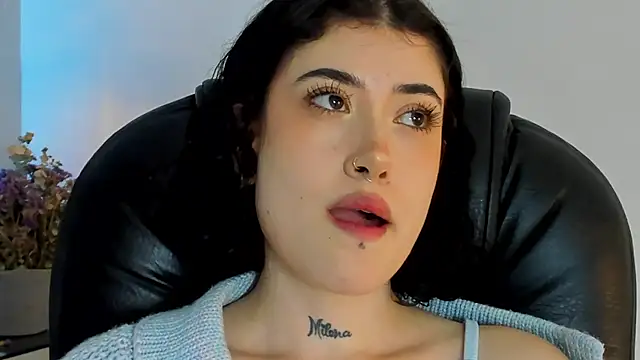 Snapshot of melody_suarez chatting on 5, 1, 2025 melody suarez online show from 5, 1, 2025