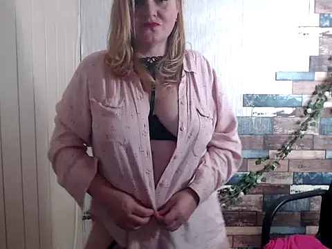 Snapshot of DaniellaKiss chatting on 2, 10, 2025 DaniellaKiss online show from 2, 10, 2025