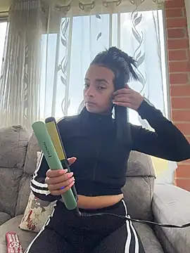 Laura fernandezII online show from 9, 2, 2026