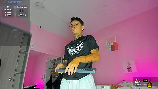 Snapshot of Ian_Castillo_ chatting on 22, 10, 2025 Ian Castillo online show from 22, 10, 2025